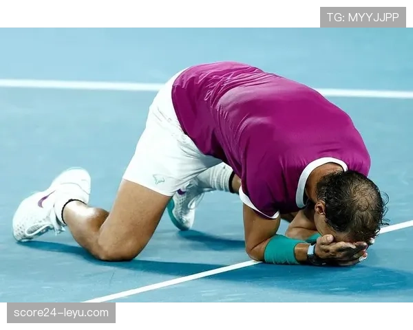 纳达尔又把后院当网球场晒出来了，我的阳台只够晾袜子，这差距有点刺眼