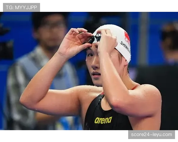 叶诗文家的冰箱里塞满了蛋白粉，连饮料都是按秒掐着喝的